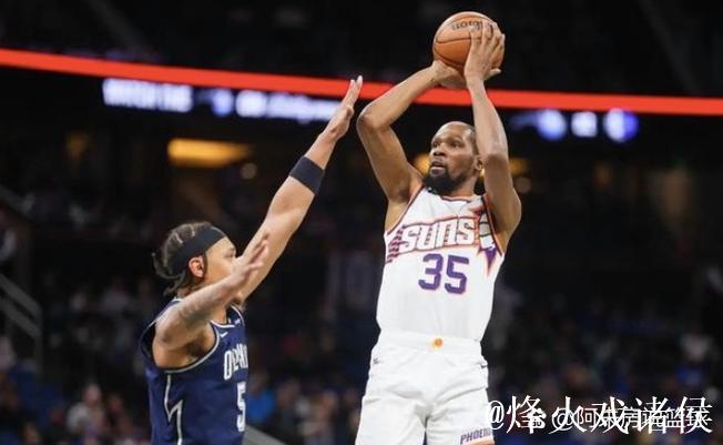 杜兰特上半场6投4中,三分1中1得到14分3篮板1助攻1封盖 杜兰特上半场6投4中,三分1中1得到14分3篮板1助攻1封盖